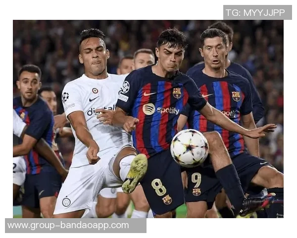 巴萨与切尔西交锋海报展示球员乘坐伦敦地铁拉什福德与库库同框亮相