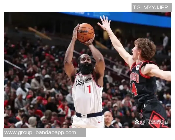 哈登幽默调侃鲍尔默球馆价值十亿成就球队主场优势