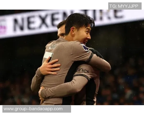 基恩与卡拉格在播客节目中巧遇撞衫引发笑料一脸懵的瞬间