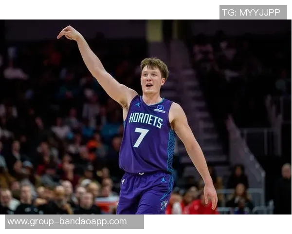 克尼佩尔表现稳健12投5中贡献18分8篮板3助攻1抢断助力球队胜利